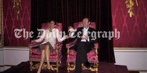 Η Γκισλέιν Μάξγουελ και ο Κέβιν Σπέισι χαλαρώνουν στους θρόνους του Παλατιού του Μπάκιγχαμ 