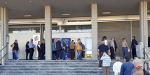 Κόσμος έξω από υποκατάστημα της ΔΕΗ