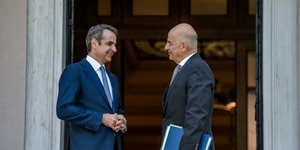 Δένδιας και Μητσοτάκης έξω από το Μαξίμου