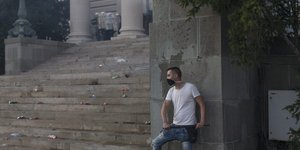 Διαδηλωτής με μάσκα στο Βελιγράδι
