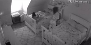 Η στιγμή που ένα μικρό παιδί κάνει κούνια κρεμασμένο από τον πολυέλαιο