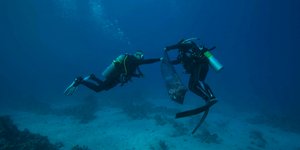 Δύτες καθαρίζουν βυθό θάλασσας από σκουπίδια