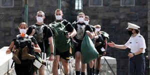 Δόκιμοι του στρατού στις ΗΠΑ με μάσκες για τον κορωνοϊό