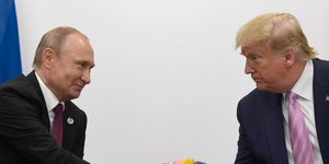 Ο Αμερικανός πρόεδρος Ντόναλντ Τραμπ με τον Ρώσο ομόλογό του Βαλντιμίρ Πούτιν