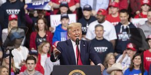 Ο πρόεδρος των ΗΠΑ, Ντόναλντ Τραμπ με κόκκινη γραβάτα σε προεκλογική ομιλία