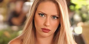 Ντόρα Μακρυγιάννη με μακριά ξανθά μαλλιά 