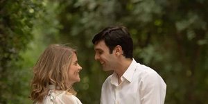 Ο Ιωάννης Αθανασόπουλος και η Δανάη Μιχαλάκη σε σκηνή από τις «Άγριες Μέλισσες»