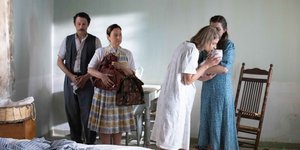 Η Δρόσω αποχαιρετά το μωρό της, που το κρατά στην αγκαλιά της η Ελένη στις «Άγριες Μέλισσες»