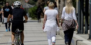 δυο γυναικες πλατη με λευκο 