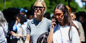 Δύο γυναίκες στο δρόμο 