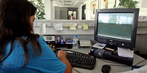 Δημόσιο / Υπάλληλος ΔΟΥ μπροστά στον υπολογιστή της