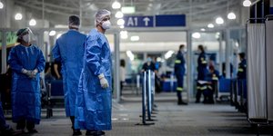 Γιατροί στο αεροδρόμιο Σπατών για ελέγχους