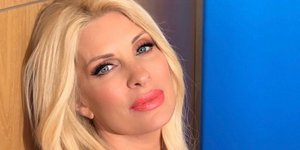 Η Ελένη Μενεγάκη με κόκκινο φόρεμα