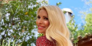 Η Ελένη Μενεγάκη με κόκκινο φόρεμα