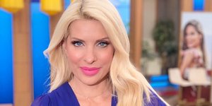 Η Ελένη Μενεγάκη με μπλε φόρεμα