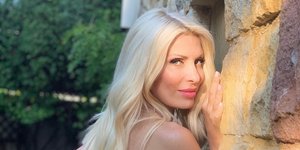 Η Ελένη Μενεγάκη με ροζ φόρεμα