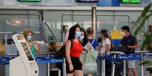 Γυναίκες με μάσκα