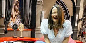 H Eλιάνα Χρυσικοπούλου με λευκό τοπ χαμογελά