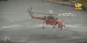 Ελικόπτερο ανεφοδιάζεται με νερό