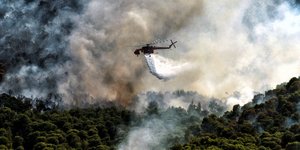 Ελικόπτερο ρίχνει νερό στην φωτιά στις Κεχριές