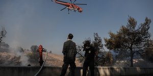 ελικόπτερο στη φωτιά στις Κεχριές