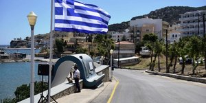 Ελληνική σημαία σε παραλιακό δρόμο στη νησί της Καρπάθου