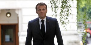 Ο Γάλλος πρόεδρος Εμανουέλ Μακρόν με σακάκι και γραβάτα στο Λονδίνο