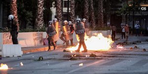 ΜΑΤ δέχονται μολότοφ