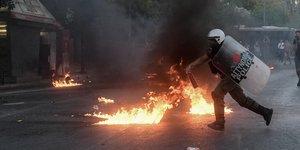 επεισόδια φωτιά αστυνομικός