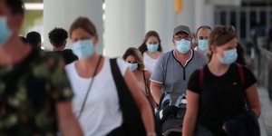 Ταξιδιώτες με μάσκες προστασίας από τη μετάδοση του κορωνοϊού