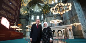 Ο Ρετζέπ Ταγίπ Ερντογάν και η σύζυγός του Εμινέ στο εσωτερικό της Αγιάς Σοφιάς