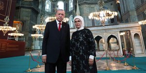 Ο Ρετζέπ Ταγίπ Ερντογάν με την σύζυγό του Εμινέ μέσα στην Αγιά Σοφιά