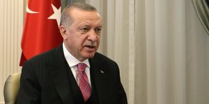 Ο Ερντογάν καθιστός σε γραφείο