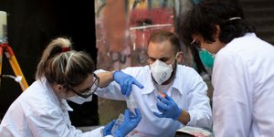 Ερευνητές τσεκάρουν δείγματα