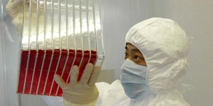 Κινέζος ερευνητής στην προσπάθεια εξεύρεσης του εμβολίου κατά του κορωνοϊού