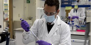 δοκιμές σε εργαστήριο για το το εμβόλιο κατά του κορωνοϊού