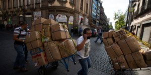 Εργαζόμενος μεταφέρει δέματα στο Μεξικό