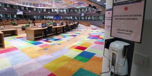 Αντισηπτικά στην είσοδο του χώρου συνεδρίασης των ηγετών της ΕΕ στις Βρυξέλλες