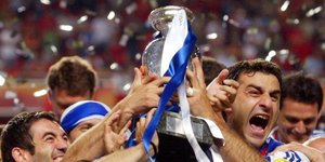 Εξαλλοι πανηγυρισμοί των παικτών της Εθνικής για την κατάκτηση του Euro 2004