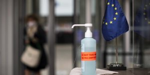 Αντισηπτικό δίπλα σε σημαιάκι της ΕΕ
