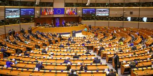 Μέλη του ευρωκοινοβουλίου ακούν ομιλία της Μέρκελ