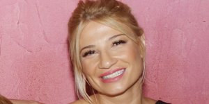 Η Φαίη Σκορδά χαμογελαστή