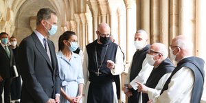 Βασιλιάς Φελίπε και βασίλισσα Λετίθια με μάσκα