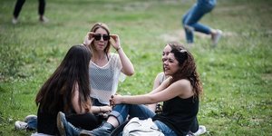 κοπέλες σε γρασίδι φεστιβάλ