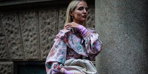 γυναίκα με φλοράλ φόρεμα στην εβδομάδα μόδας