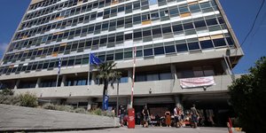 φοιτητες πανο εξω απο ΑΠΘ