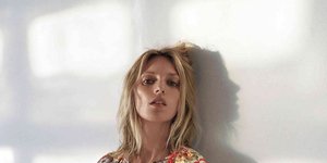 μοντέλο φορά φλοράλ φόρεμα Zara