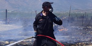 Πυροσβέστης μέσα στη φωτιά
