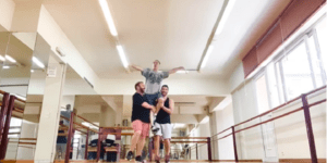 Ο Φώτης Σεργουρόπουλος χορεύει