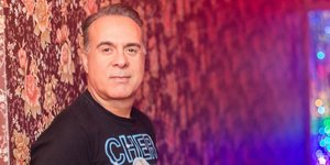 Ο Φώτης Σεργουλόπουλος με μπλε T-shirt